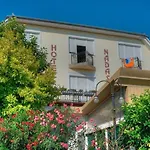 Retro Nadas Vendeghaz Bed & Breakfast